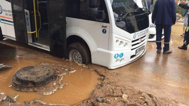 Milas’ta Aşırı Yağışla Yol Çöktü