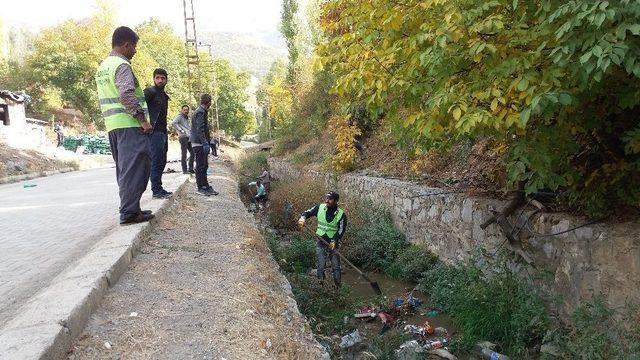 Şemdinli Belediyesinden Dere Temizliği