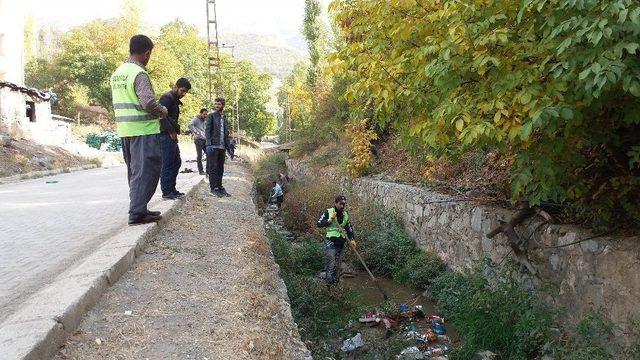 Şemdinli Belediyesinden Dere Temizliği