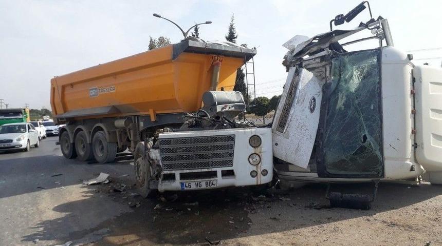 Kamyon &Ccedil;ekiciye Arkadan &Ccedil;arptı: 1 Yaralı