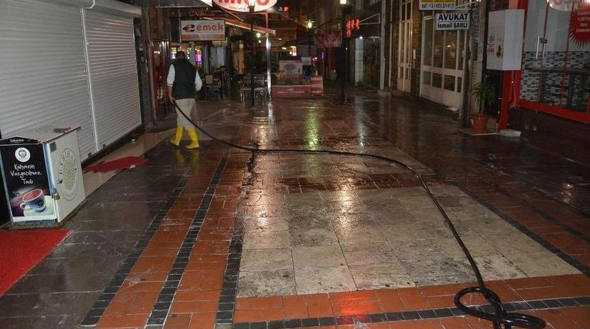 Şehzadelerin Sokakları Gül Suyu İle Yıkanıyor