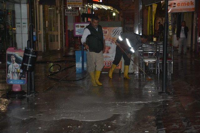 Şehzadelerin Sokakları Gül Suyu İle Yıkanıyor