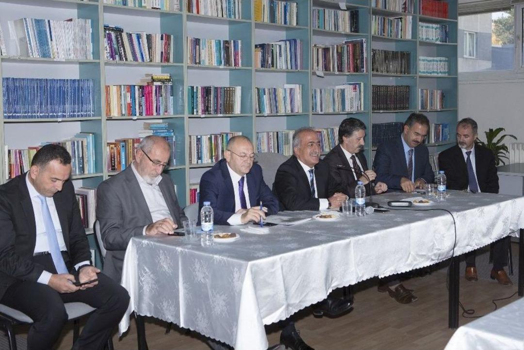 Rekt&ouml;r &Ccedil;omaklı Akademisyenlerle Fikir Alışverişinde Bulundu