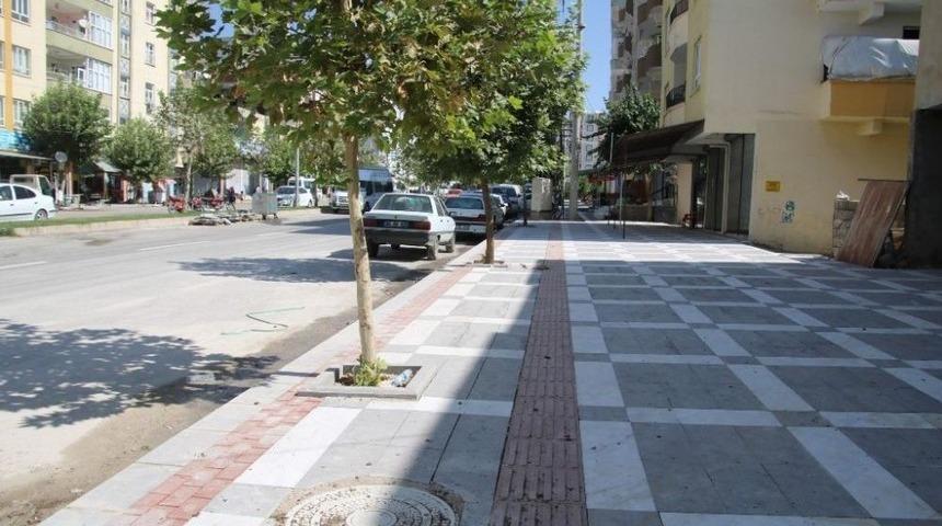 B&uuml;y&uuml;kşehir İl&ccedil;e Kaldırımlarını Yeniliyor