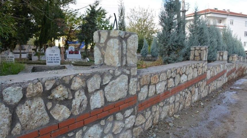 Kartepe&rsquo;de Mezarlık Duvarı &Ccedil;alışması Devam Ediyor