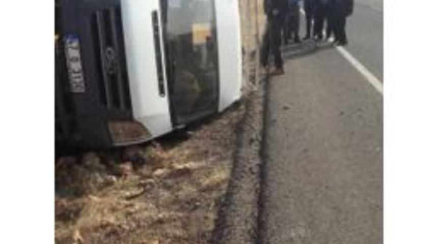 Lastiği Patlayan Minib&uuml;s Yan Yattı: 14 Hafif Yaralı