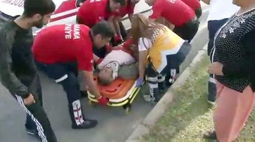 Yol Kenarında Su Satarken Otomobil &Ccedil;arptı