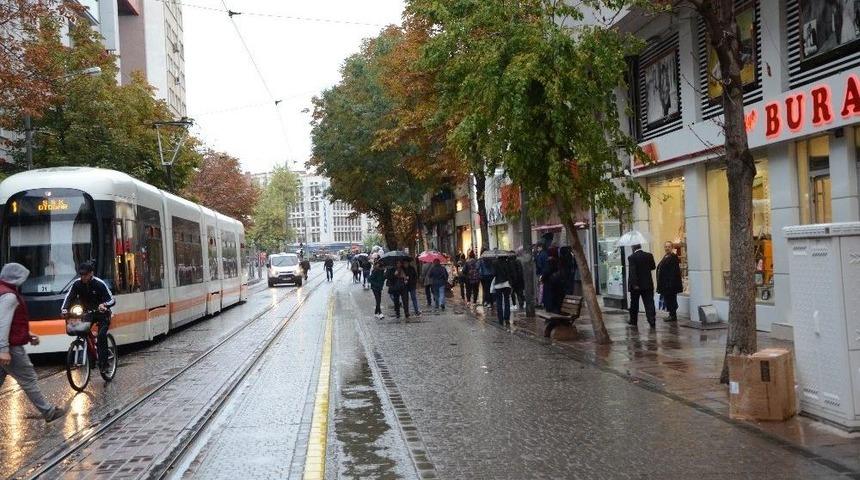 Yağmur Hem Sevindirdi Hem &Uuml;zd&uuml;