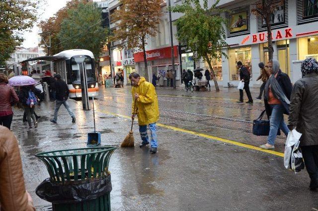 Yağmur Hem Sevindirdi Hem Üzdü