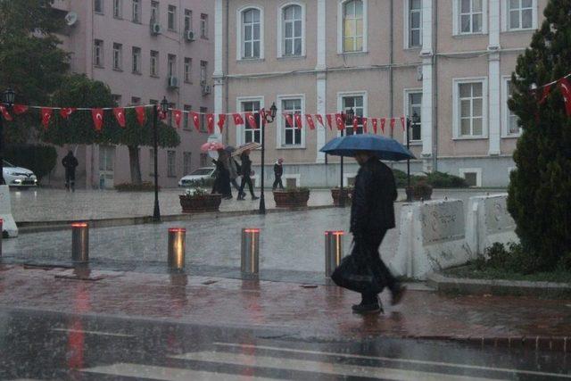 Tekirdağlılar Yağmura Hazırlıksız Yakalandı