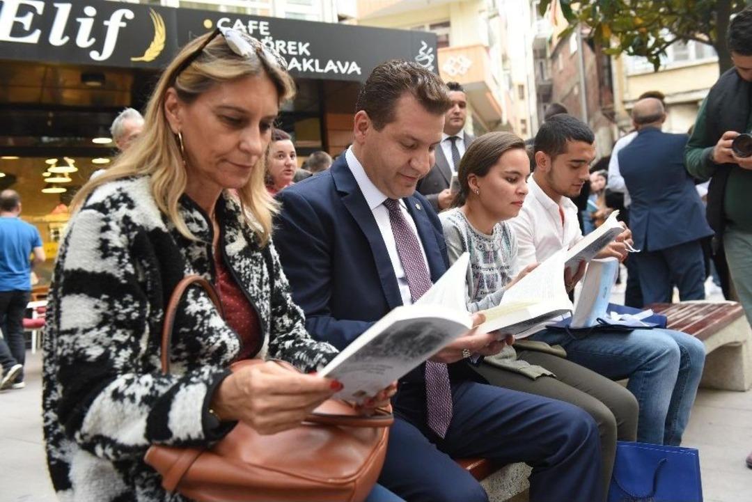 Ağa&ccedil;lara Şiirler Ve Kitaplar Asıldı