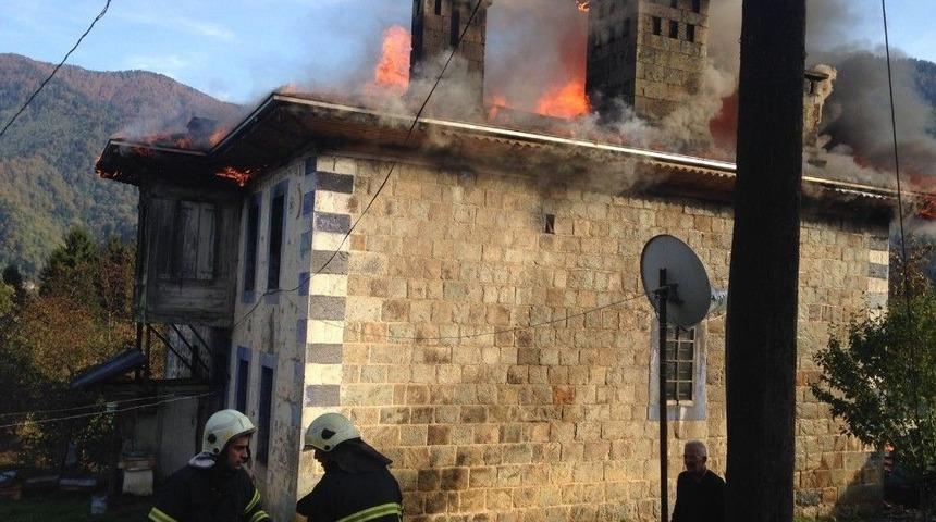 Tarihi Konak Yangında Kullanılamaz Hale Geldi