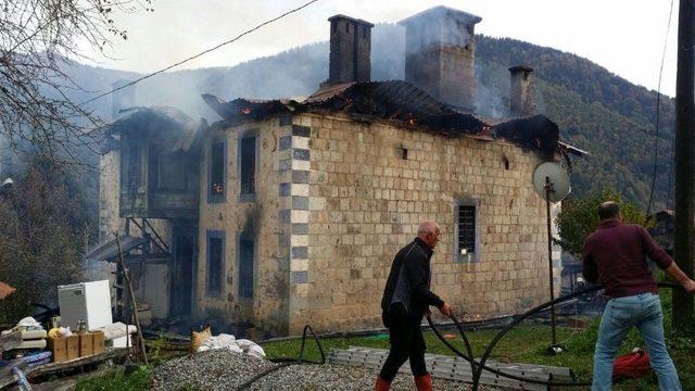 Tarihi Konak Yangında Kullanılamaz Hale Geldi