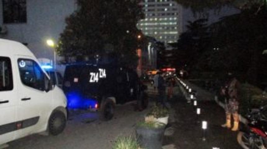 Kadık&ouml;y&rsquo;de Hastane &Ouml;n&uuml;nde Silahlı &Ccedil;atışma: 4 Yaralı