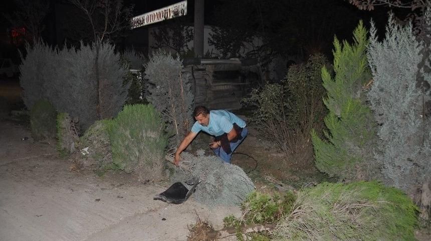 Otomobilin K&ouml;ftecinin Bah&ccedil;esine U&ccedil;ma Anı G&uuml;venlik Kamerasında