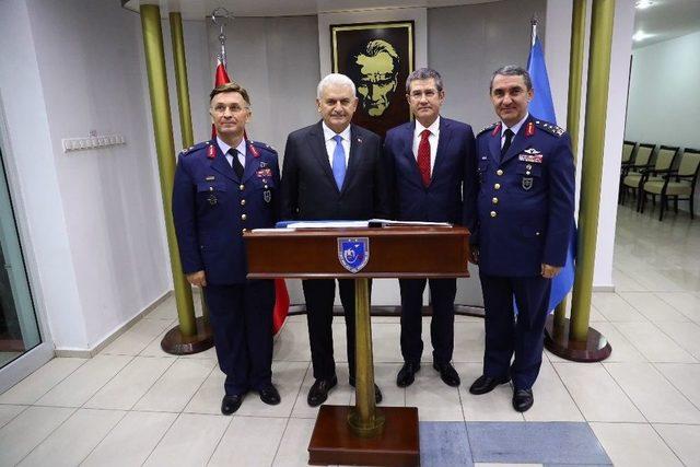 Başbakan Yıldırım, Çiğli 2. Ana Jet Üssü’nü Ziyaret Etti