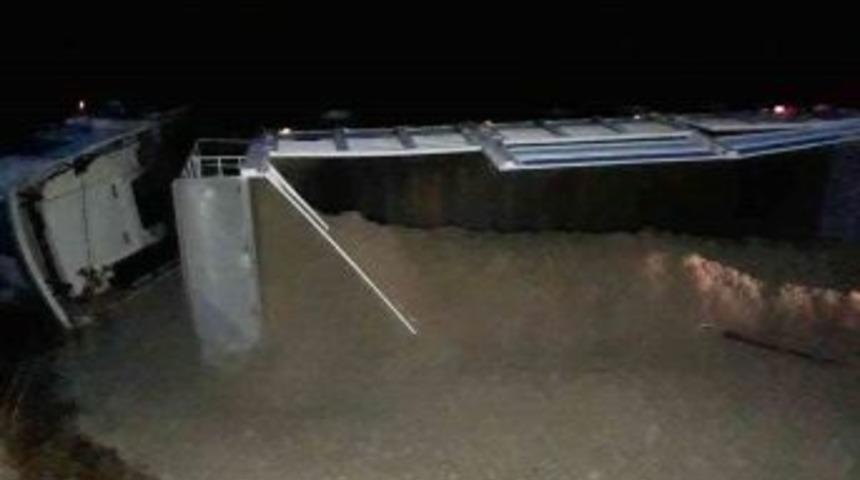 Bursa&rsquo;da Kamyon Devrildi