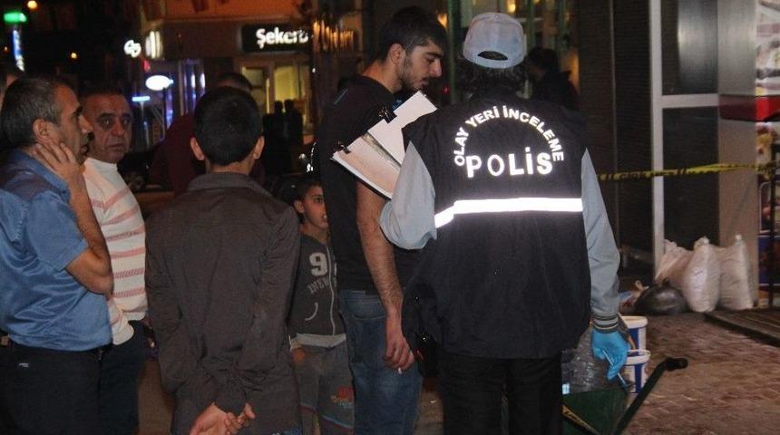 Garson, Lokanta Bı&ccedil;aklanarak &Ouml;ld&uuml;r&uuml;ld&uuml;