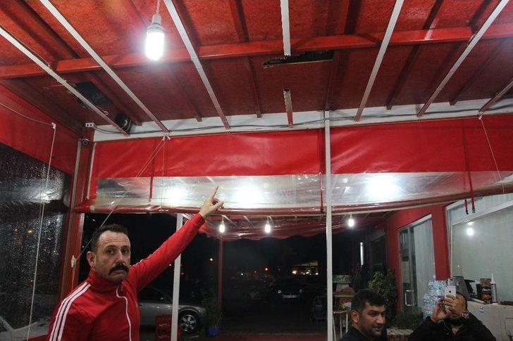 Antalya’da Kafeye Düşen Yıldırım Masayı Parçaladı G4