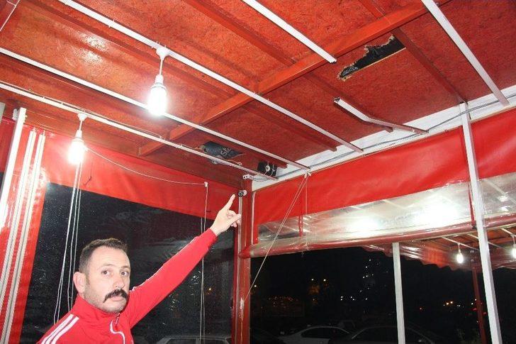 Antalya’da Kafeye Düşen Yıldırım Masayı Parçaladı G5