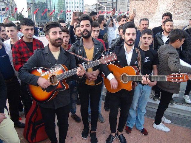 (özel Haber) Taksim Meydanı’nda Pankartlı, Müzikli Sürpriz Evlenme Teklifi