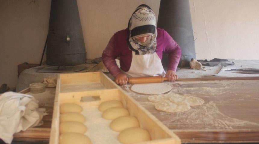 Ağrı’da Kadınlar Pişirdikleri Tandır Ekmekleri İle Evlerinin Geçimini Sağlıyorlar