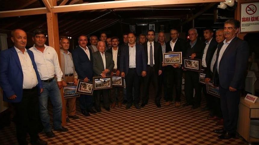 Sarıoğlu&rsquo;ndan, Muhtarlara Yemek Ve Tablo