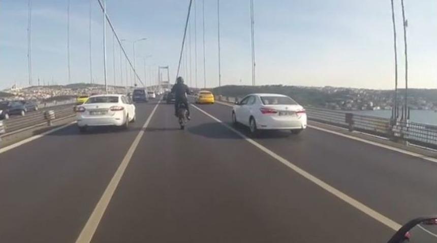 (&ouml;zel) Tek Tekerlek &Uuml;zerinde &Ouml;l&uuml;me Meydan Okuyan Motorcu Kamerada