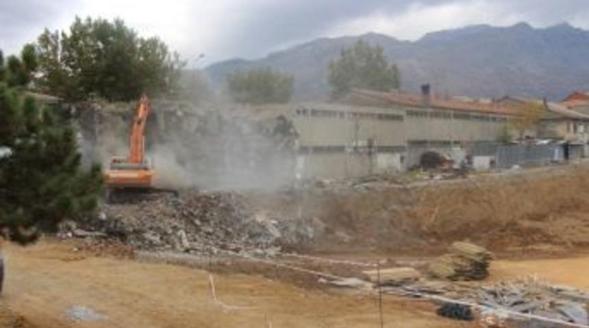 Seydişehir&rsquo;de Eski Garajda Bulunan D&uuml;kkanlar Yıkılıyor