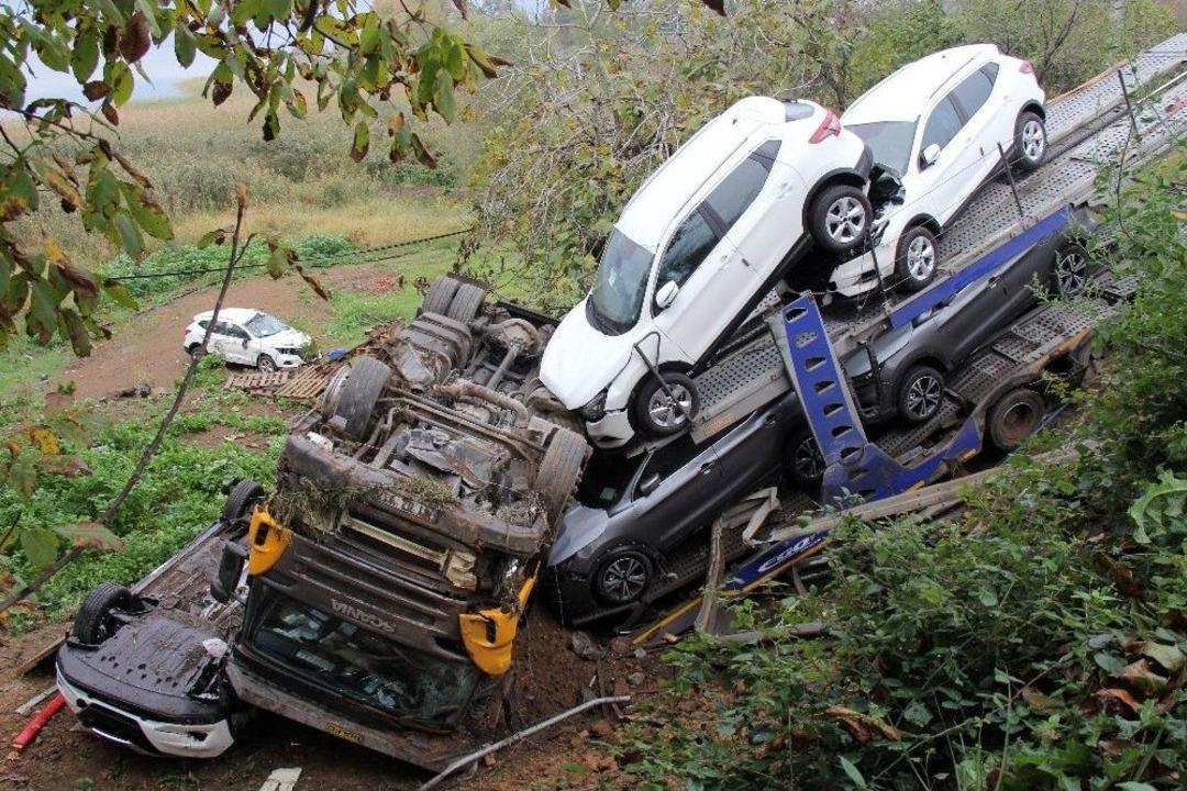 Tır Şarampole Devrildi Sıfır Cipler Hurdaya D&ouml;nd&uuml;