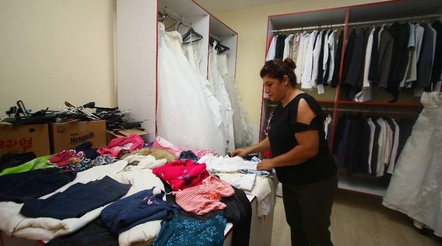 Bayraklı&rsquo;da Giyilmeyen Kıyafetler Sosyal Marketlere