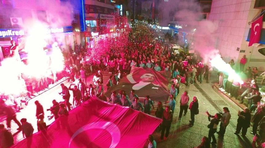 Karşıyaka&rsquo;da Y&uuml;ksek Sadakat İle Cumhuriyet Ş&ouml;leni
