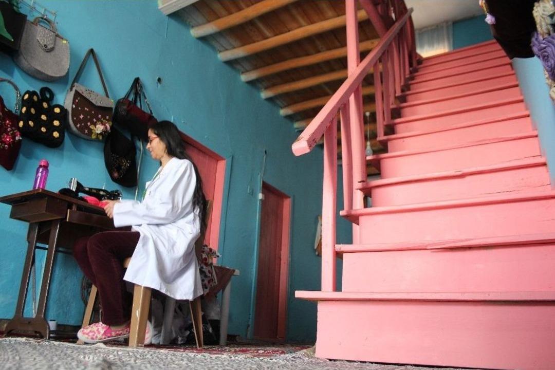 Asırlık Evde Hem &Uuml;retip, Hem Satıyorlar