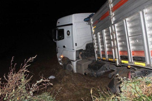 Yoldan Çıkıp Enginar Tarlasına İnen Tırın Sürücüsü Hastaneye Kaldırıldı