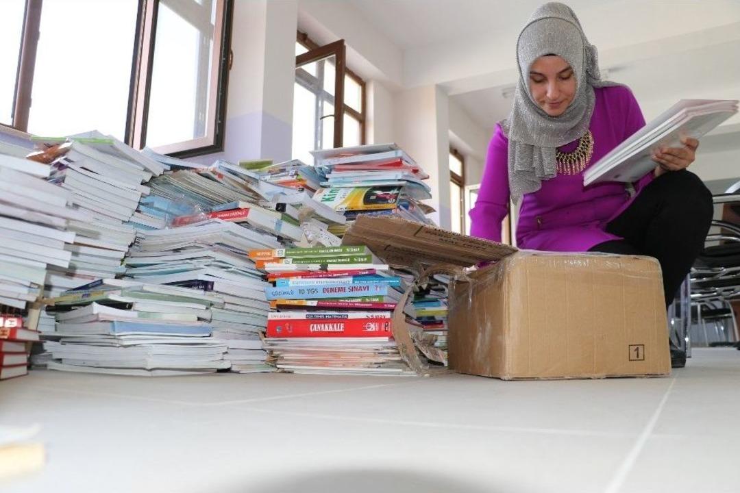 Kulplu &Ccedil;ocukların &Ouml;zge &Ouml;ğretmeni