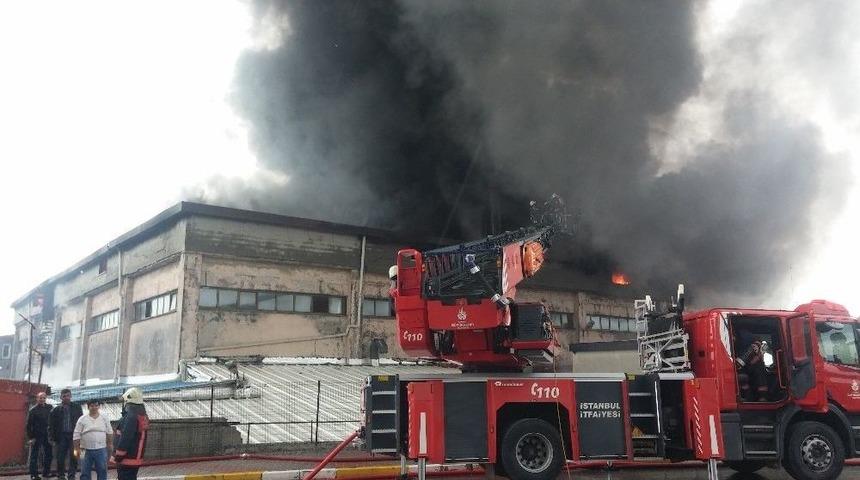 Beylikdüzü’ndeki Fabrika Yangını 2 Saatlik Çalışmanın Ardından Kontrol Altına Alındı