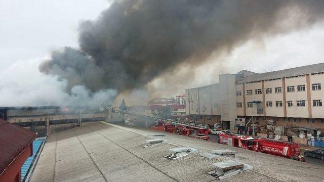 Beylikdüzü’ndeki Fabrika Yangını 2 Saatlik Çalışmanın Ardından Kontrol Altına Alındı