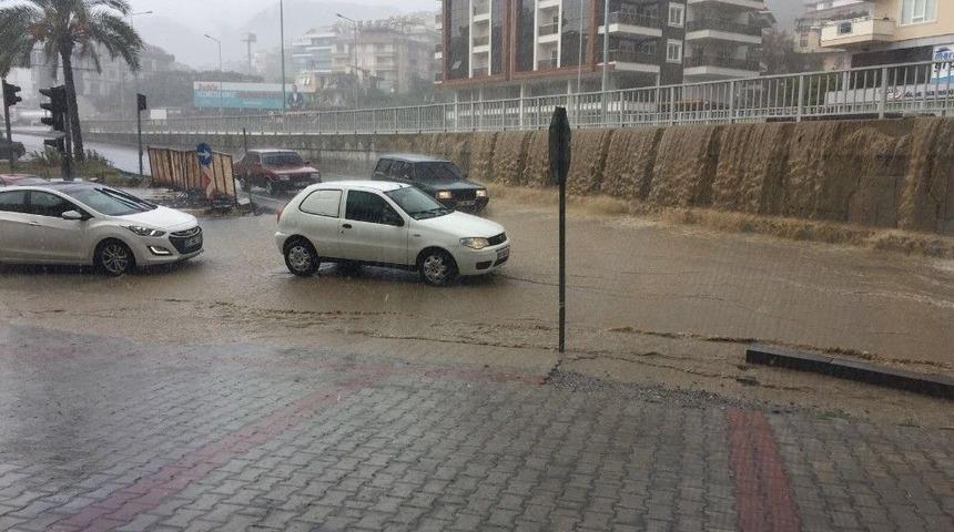 Alanya&rsquo;da Yağmur Şelale Oldu, Karayoluna Aktı