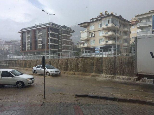 Alanya’da Yağmur Şelale Oldu, Karayoluna Aktı