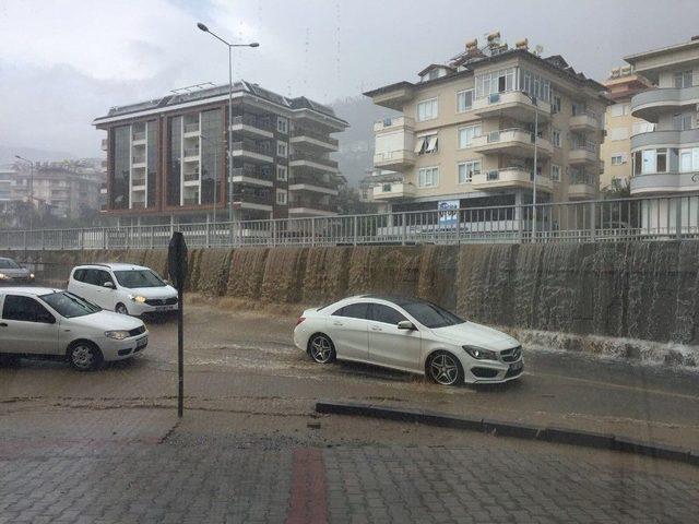 Alanya’da Yağmur Şelale Oldu, Karayoluna Aktı