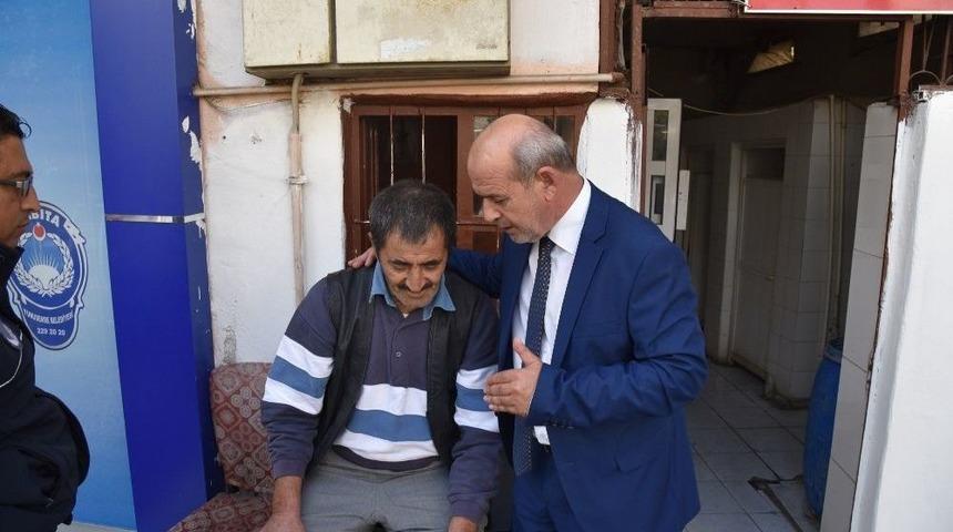 Tuvalette Yaşamını S&uuml;rd&uuml;ren Adama Belediye Sahip &Ccedil;ıktı