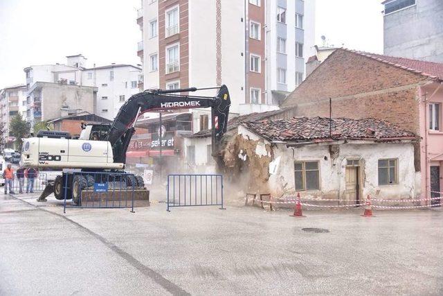 Tehlike Arz Eden Metruk Bina Yıkılarak Yol Genişletildi