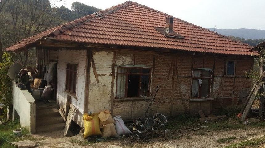 5 Yıldır Yıkım Kararı Verilen Evde Yaşıyor