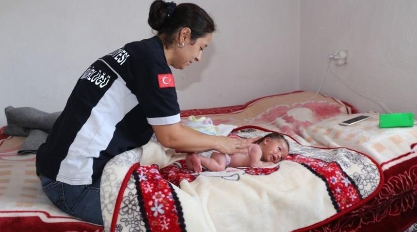 Burhaniye&rsquo;de Minik Ellere Belediye Desteği