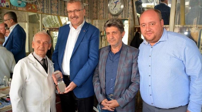 67 Yıldır Kravatını Çıkarmadan Tıraş Yapıyor