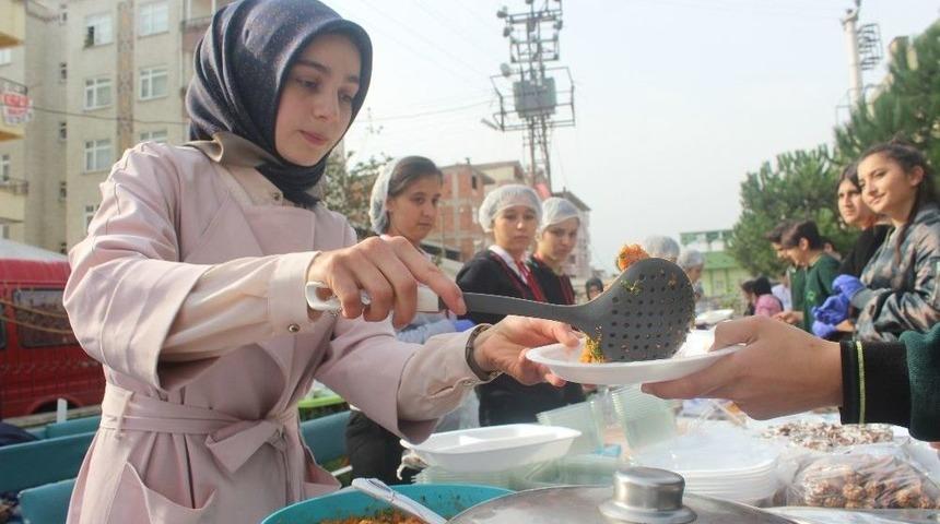 Arakan Kan Ağlıyor, &Uuml;nye Yardım Ediyor