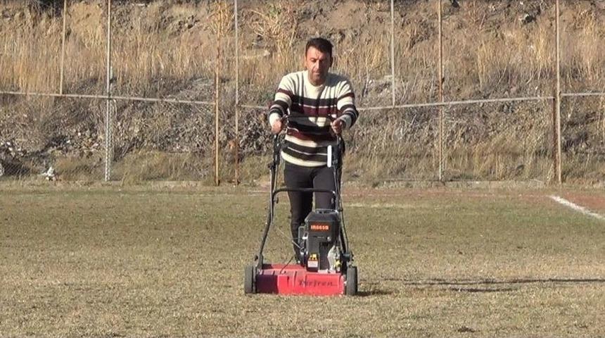 Cezasını Sahada Çekiyor