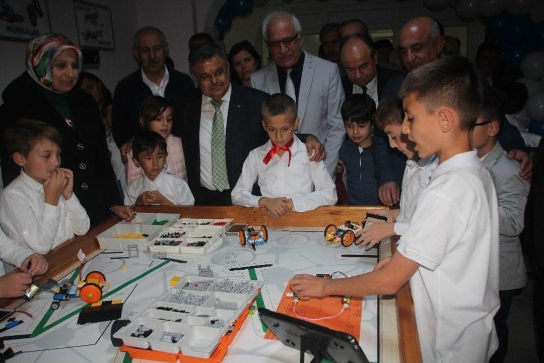 Robotik Ve 3d Yazıcı At&ouml;lyelerinin A&ccedil;ılışında &Ouml;ğrenciler H&uuml;nerleri Sergiledi
