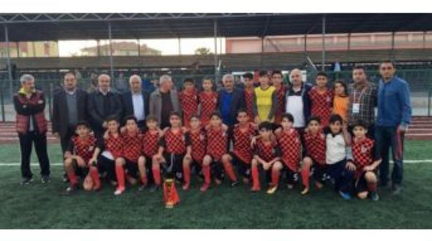 U14&rsquo;&uuml;n Şampiyonu Anadolu Sel&ccedil;ukluspor Kupasını Aldı
