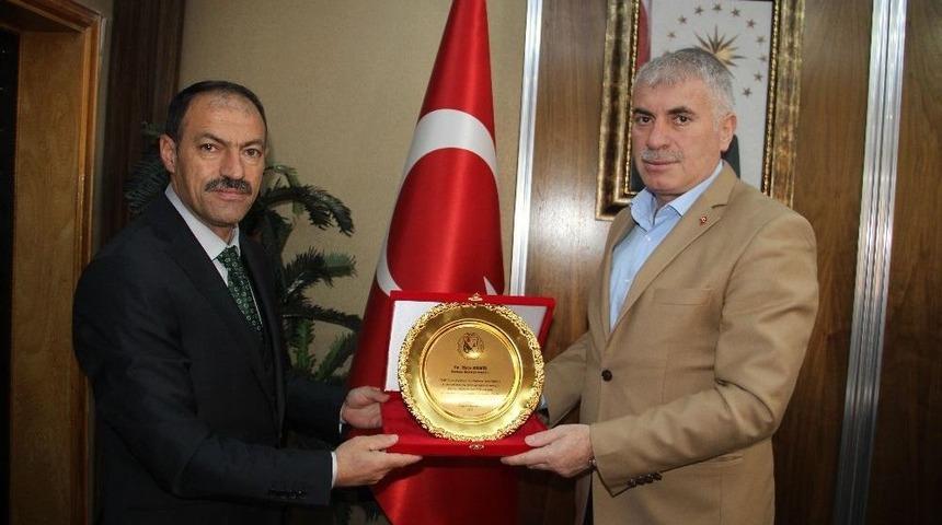 Başkan Memiş&rsquo;e Ş&uuml;kran Plaketi